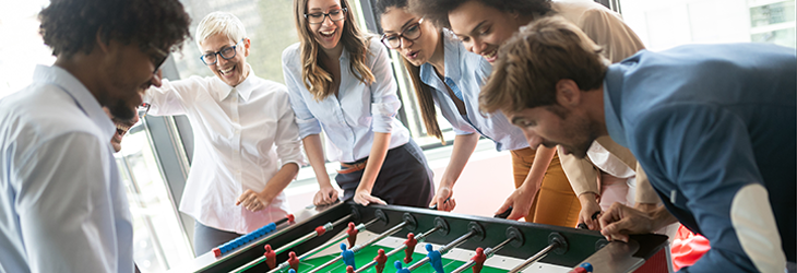 Ragazzi che giocano a biliardino