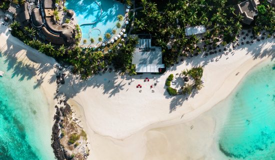 foto dall'alto di una spiaggia con hotel e piscina