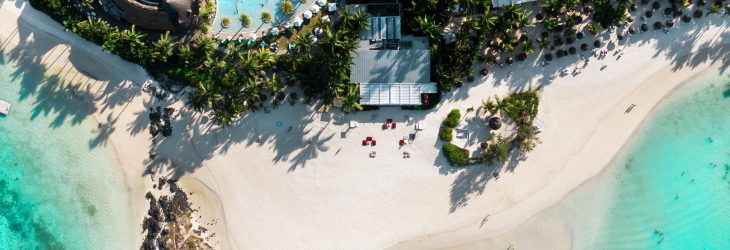 foto dall'alto di una spiaggia con hotel e piscina